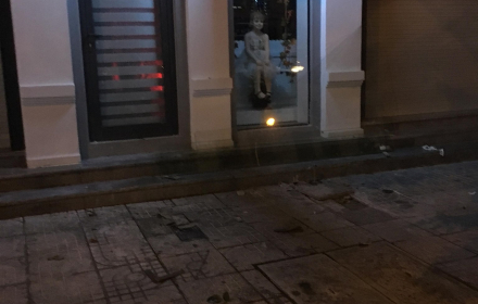 Nóng trên mạng: Con ma nơ canh ngồi nhìn ra đường đầy kỳ quái khiến cả người đi qua lẫn dân mạng đều