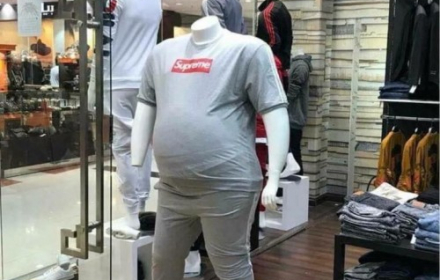 Ma - nơ - canh ‘khoe bụng mỡ’ khiến nhiều người… mừng rơi nước mắt